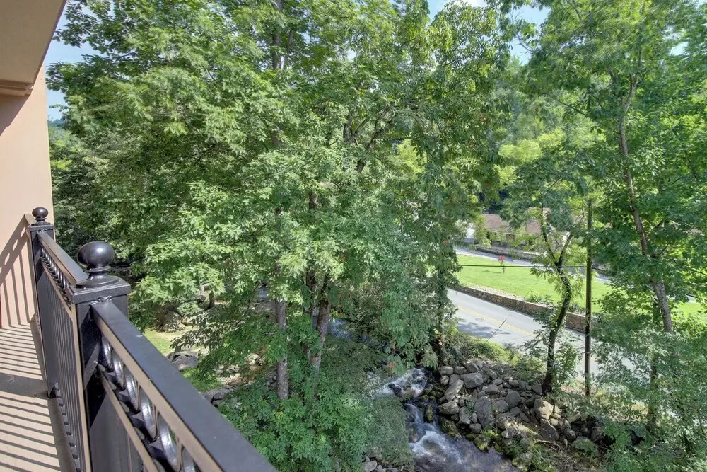 Gatehouse Condo: End Unit w/ Dtwn Gatlinburg View!