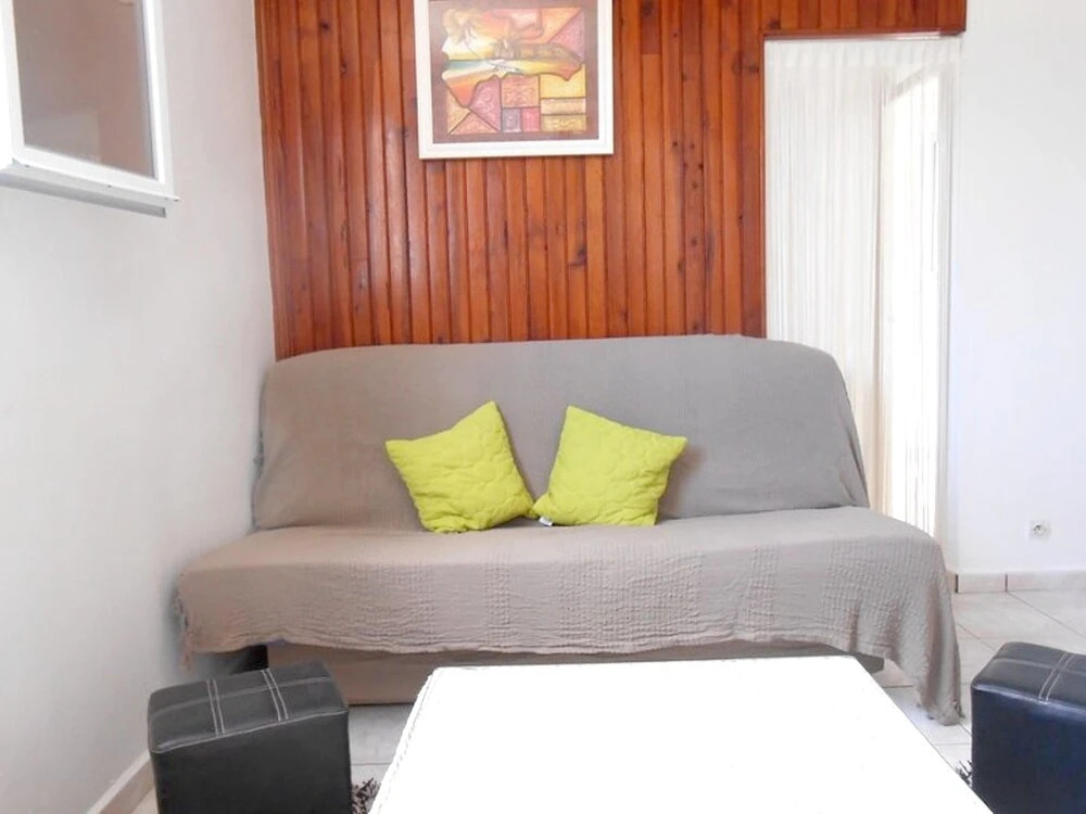 Apartment With one Bedroom in Saint-benoît, With Wonderful City View, Enclosed Garden and Wifi