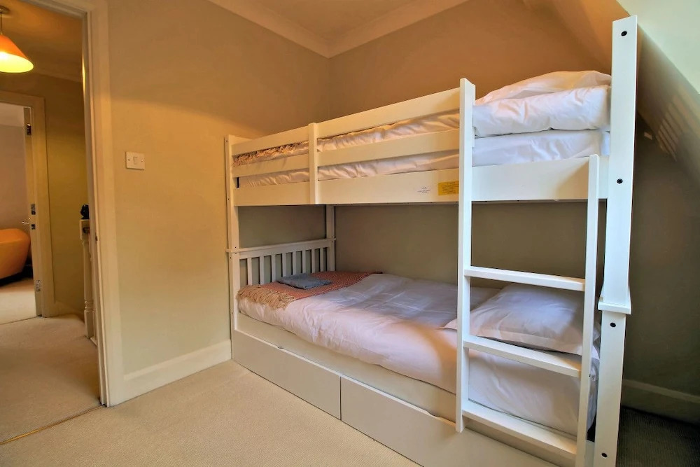Spacious 4 bed family home in leafy Oxford suburb
