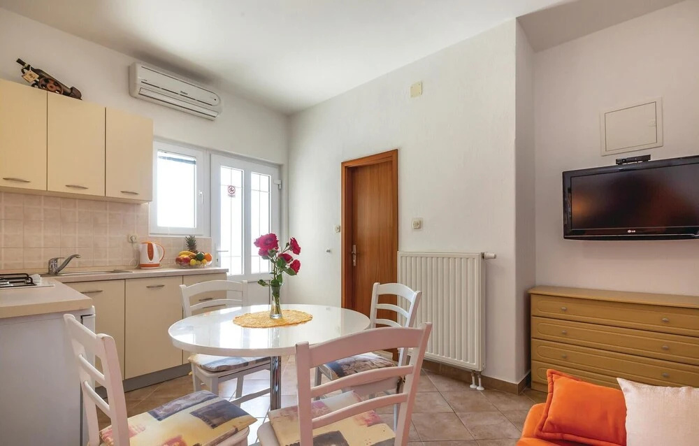Nice Home in Makarska with WiFi, 3 Bedrooms & Hot Tub