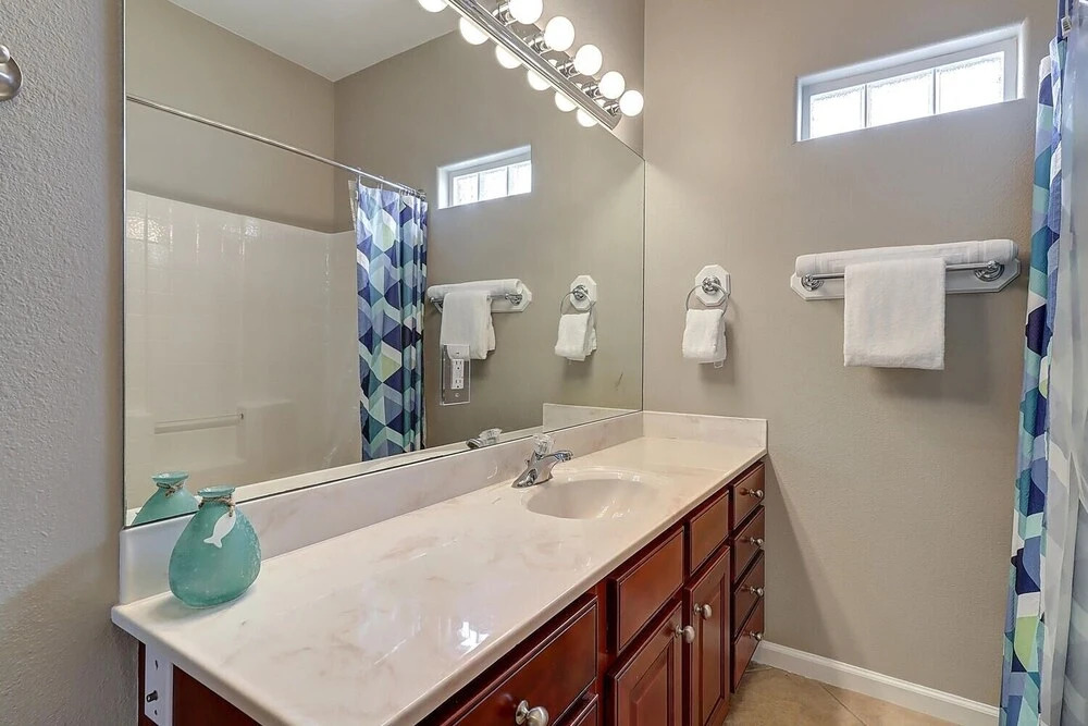 Twin Dolphin Cove 4 Bedroom Home by Redawning