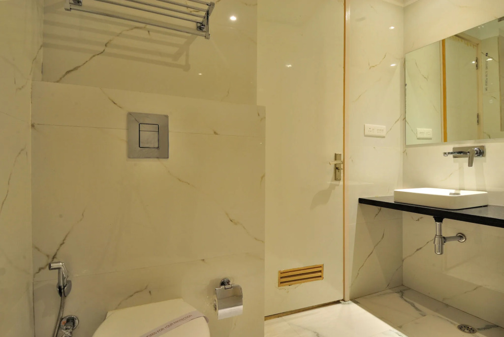 Aman Continental With Restaurant - 5Mins from Connaught Place ,Railway Station & Metro