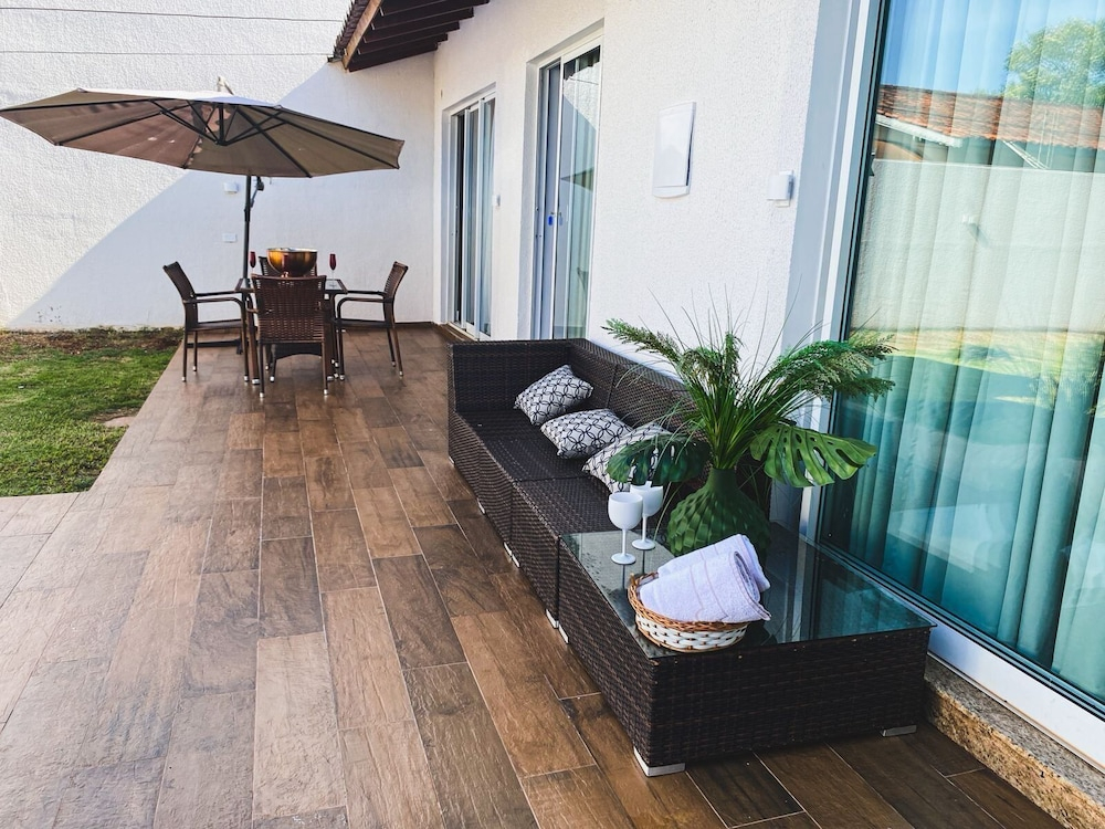 Casa com piscina 5 suites 1 quarto e AC