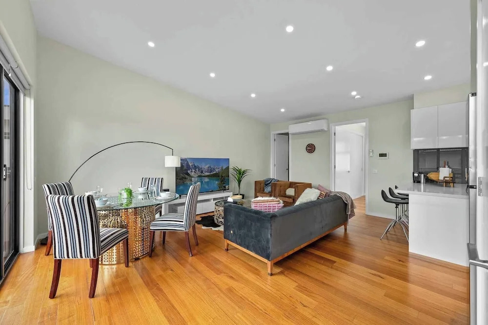 Luxurious 3-bedroom Townhouse in Charming Maidstone 7 KM TO CBD