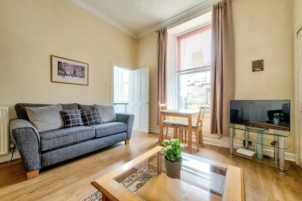 Bright and Airy Apartment in Newington