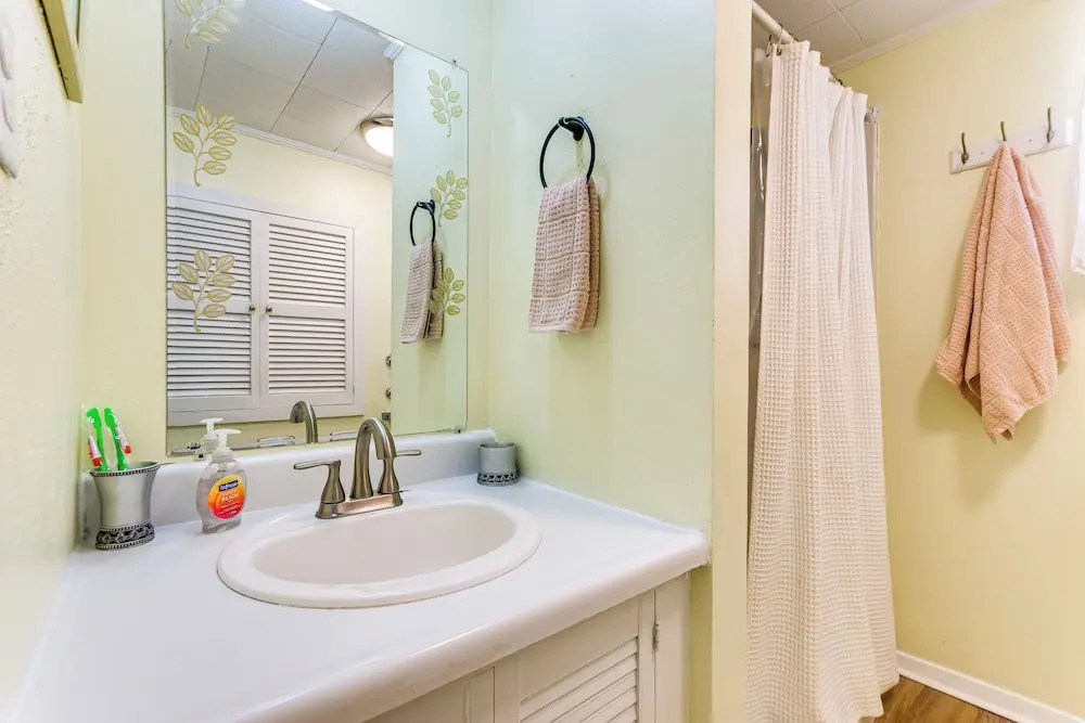 Walk to Beach: Fort Walton Coastal Retreat