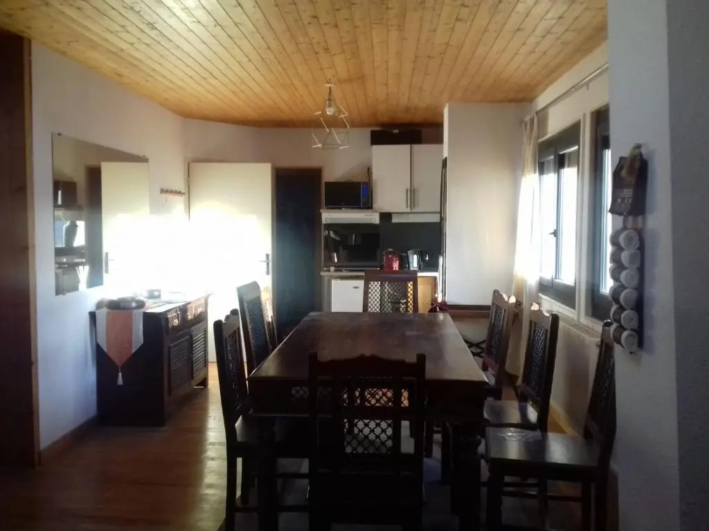 Appartement en loft 50m2 dans maison avec chambre en mezzanine et canapes lits dans salon