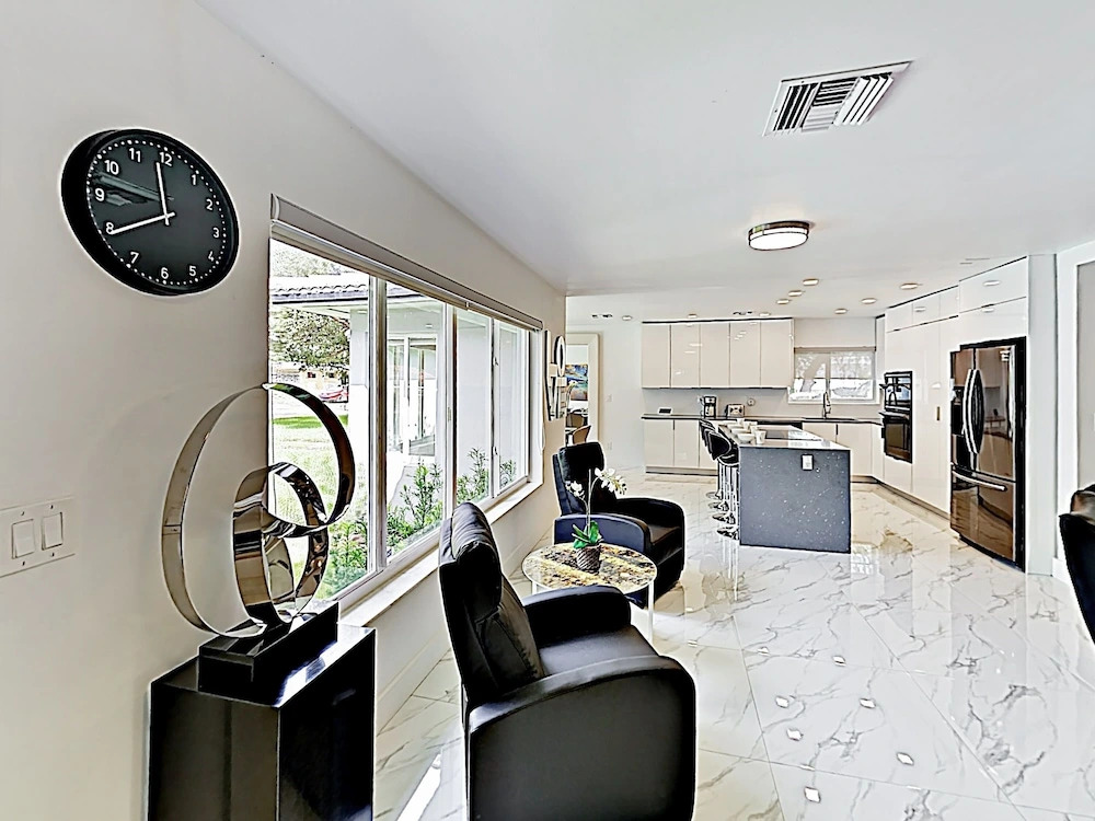 New Listing! Ultra-modern Luxury W/ Hot Tub 4 Bedroom Home