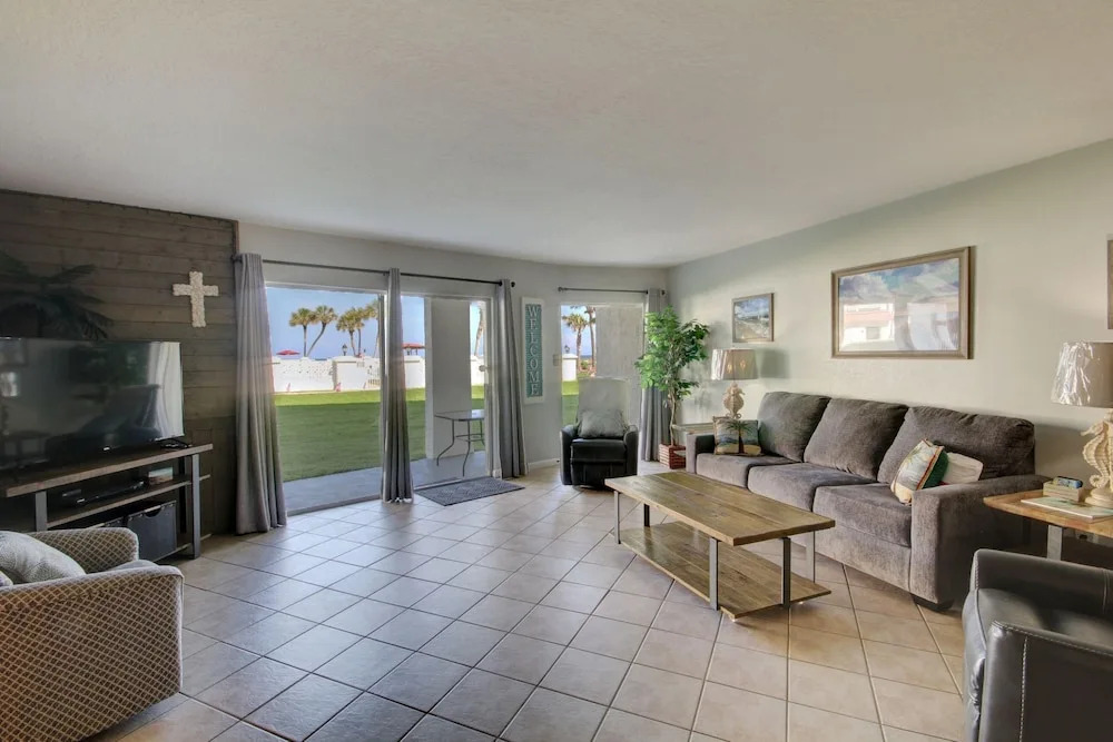 415 El Matador 1 Bedroom Condo by RedAwning