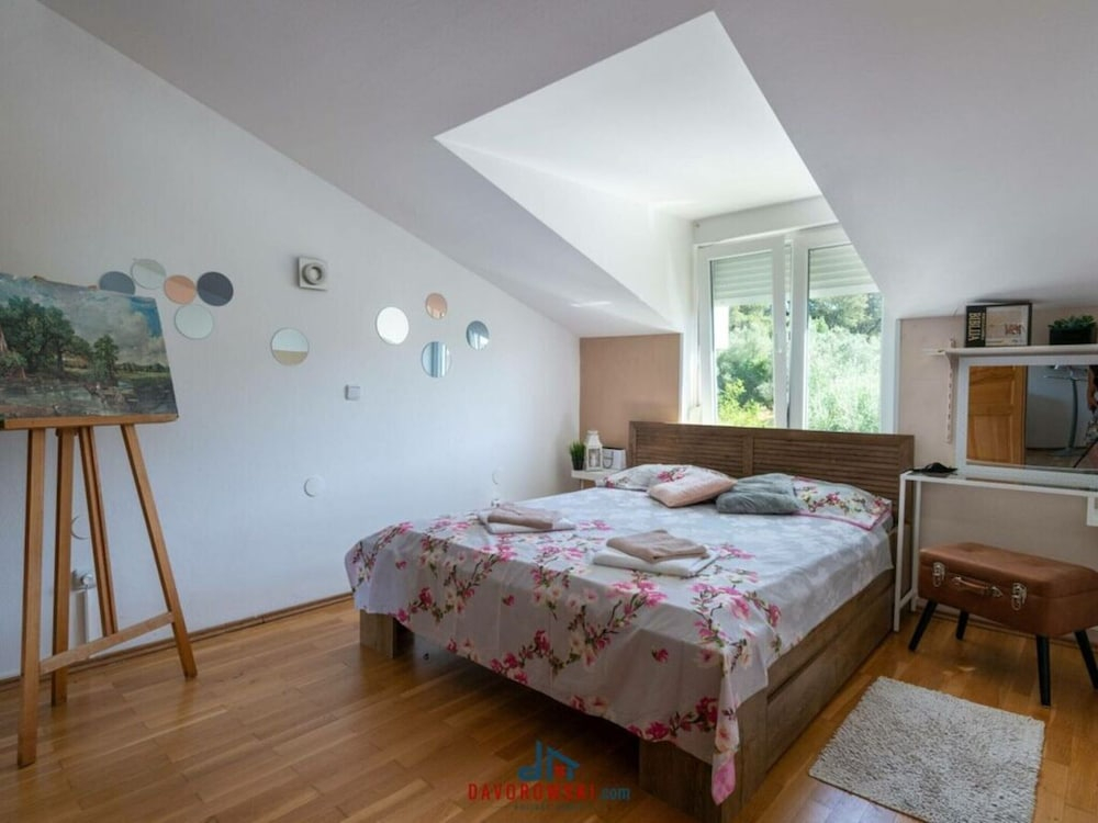 Sunshine Comfortable Holiday Residence
