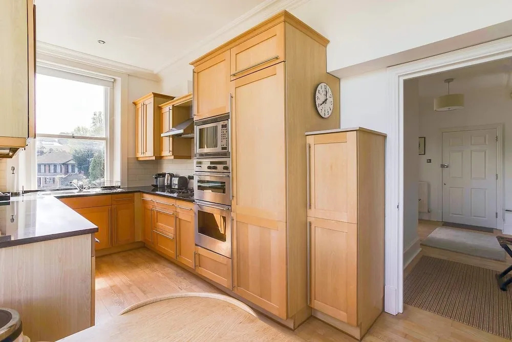Beautiful 2BR Home in Wimbledon Village W/parking