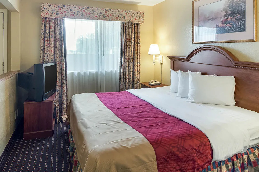 Econo Lodge Inn and Suites Arlington