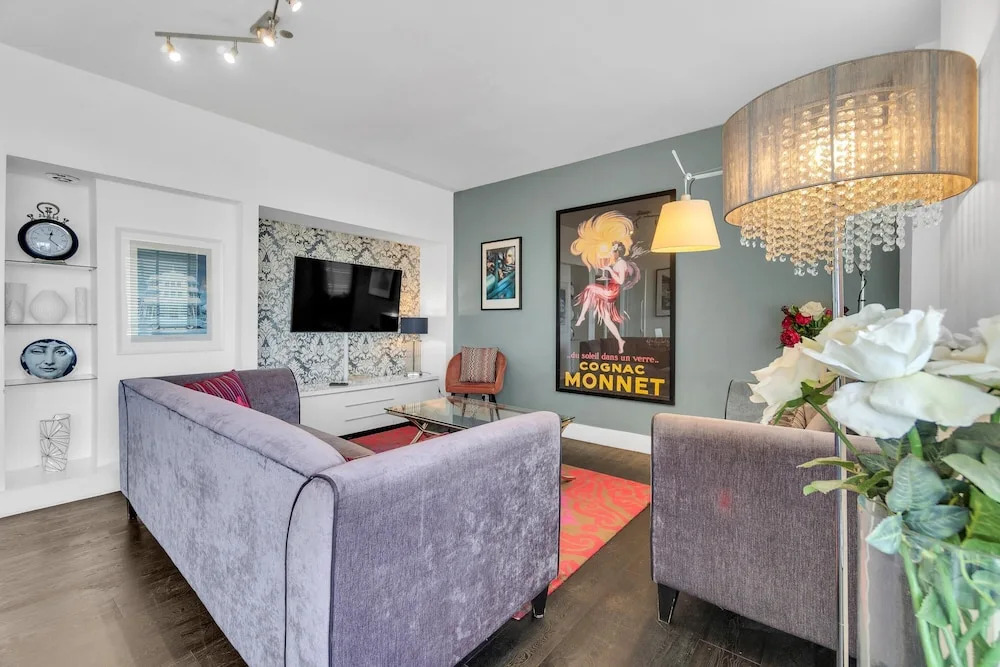 Deco Seafront - Seafront Apartment - Sleeps up to 6