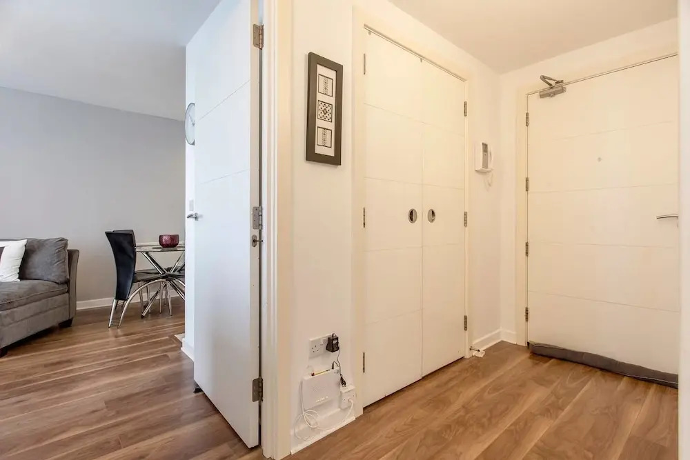 Bright Deco West End Apart Close to City Centre & Hydro W/ Parking