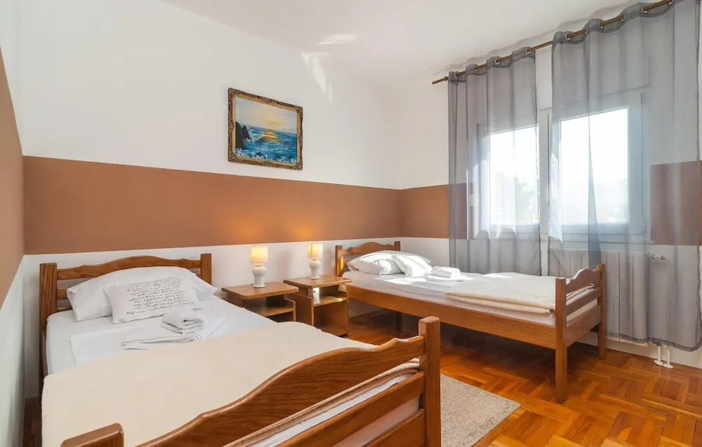 Six-Bedroom Holiday Home In Zrnovnica