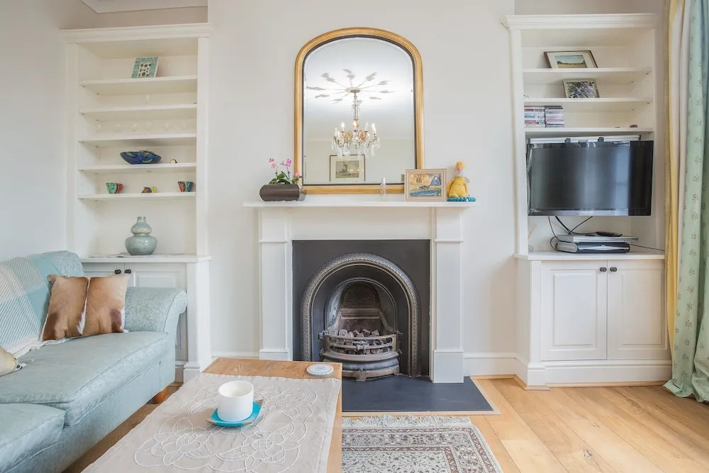 Vintage Regents Park Apartment