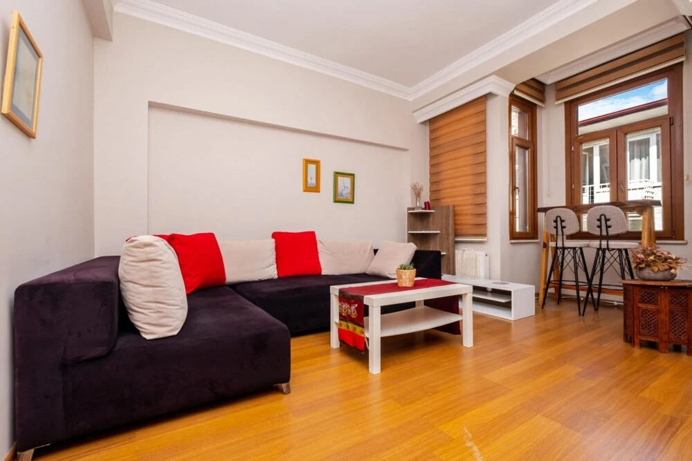 Authentic Central Flat With Bay Window in Besiktas