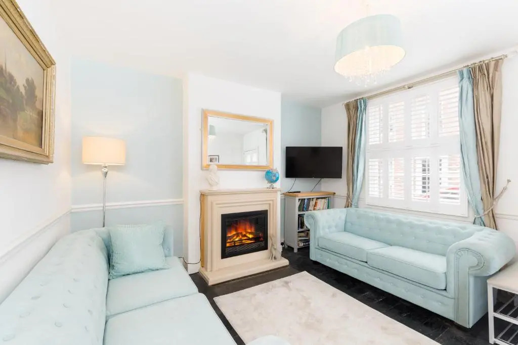 Shakespeare House, Free Parking, Town Centre Location