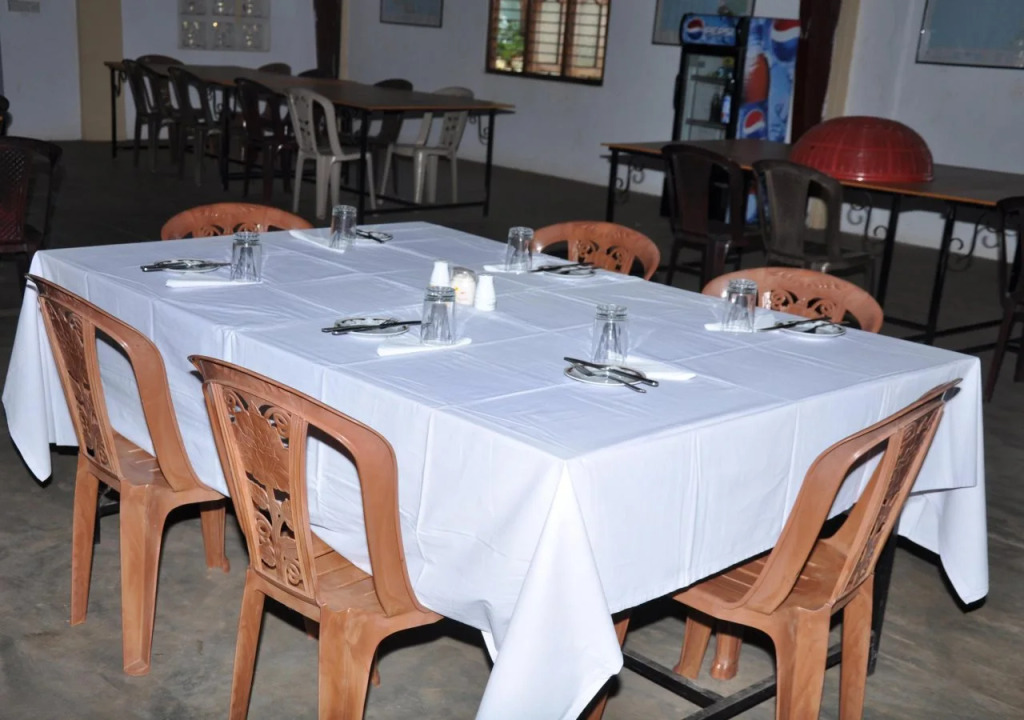 Four Teess Rest Inn