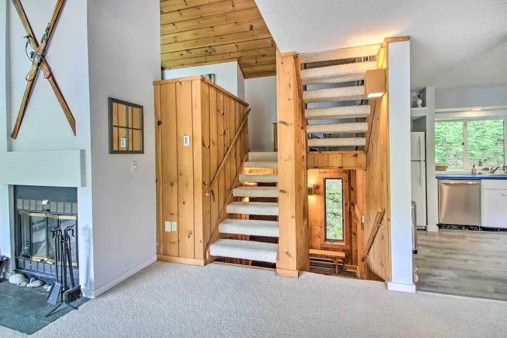 Cozy Lincoln Condo ~ 1 Mi to Loon Mountain!