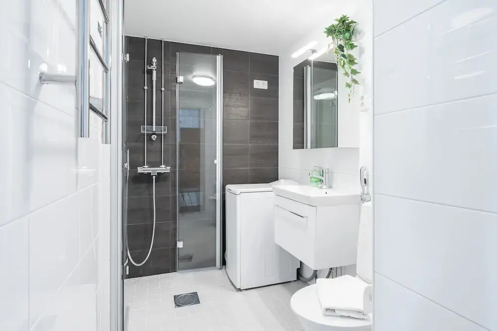 1BR next to Railway Station & Nokia Arena