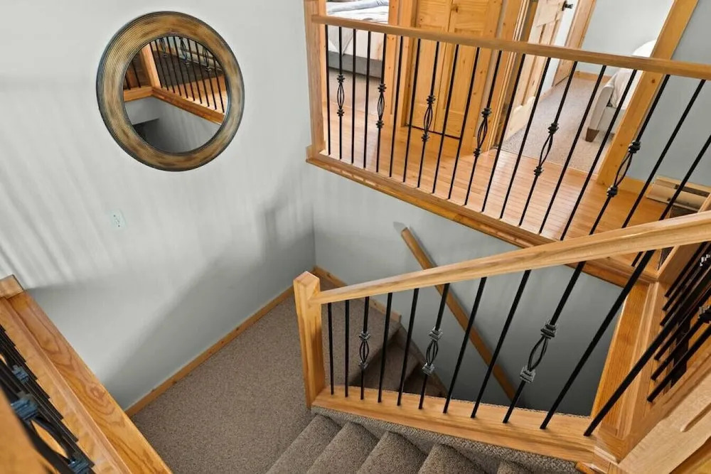 SPACIOUS 3,000 sq2 Luxury Home | PRIVATE Pool & Hot Tub | STEPS to Kinsmen Beach