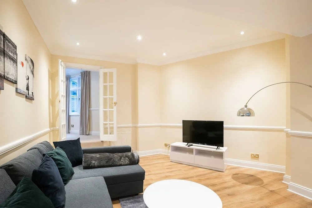 Amazing Two Bed Moments From St Pauls Cathedral A2