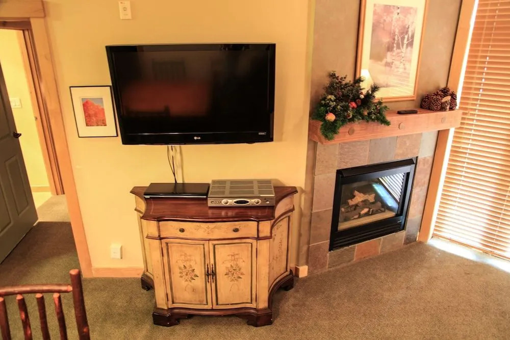 Sunstone 114 Updated Ski-In Ski-Out Condo At Sunstone Lodge with Great Complex Amenities by RedAwning