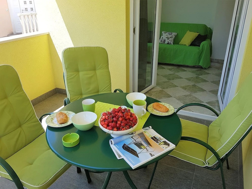 Comfortable Apartment With Coverd Balcony and Sea View, Near the Beach