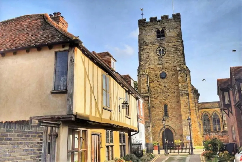 2 Bed in Historic Tonbridge - 35 Mins From London