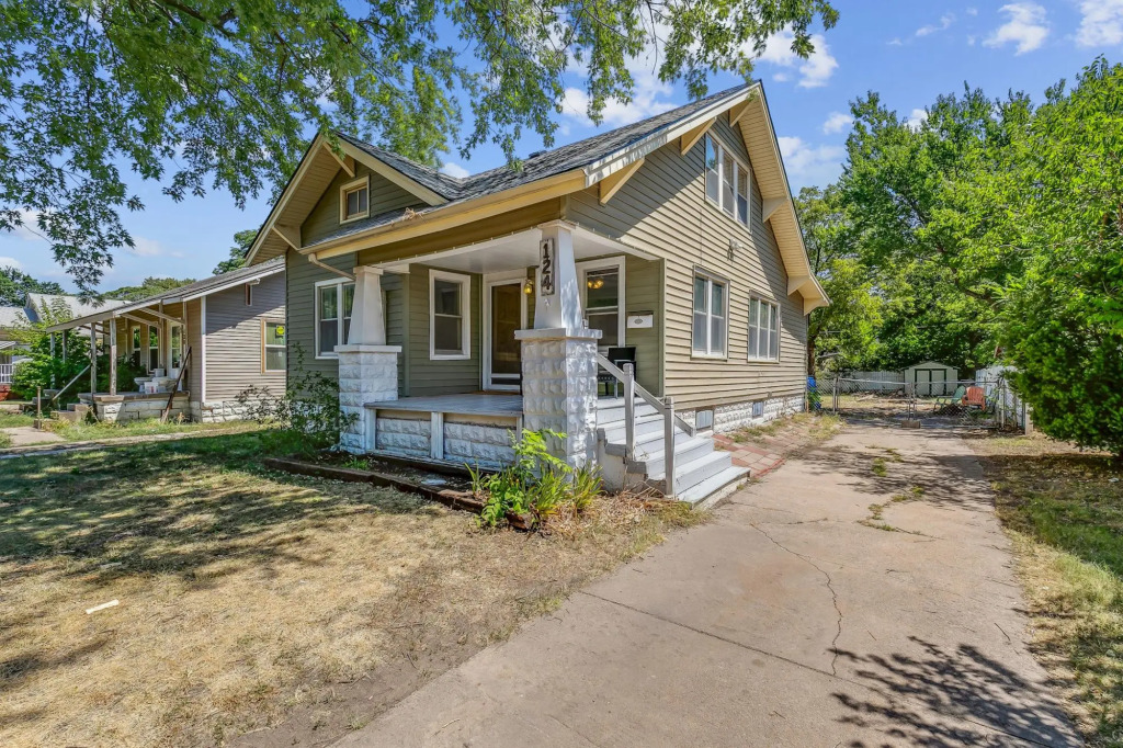 Cute, Cozy and Cheerful 3 Bedroom House!