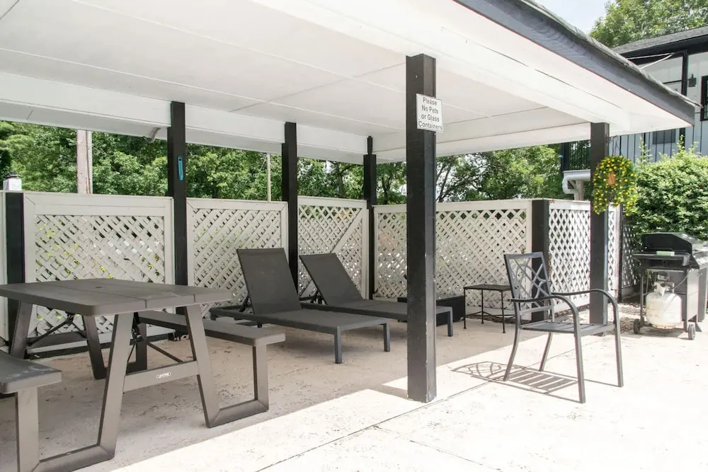 Lakeview 1BR Condo w Deck Walk to Village