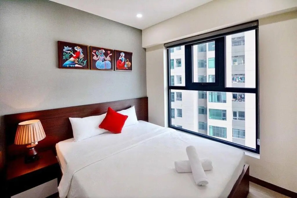 Lovely 3-bedroom condo, a minute walk to the beach