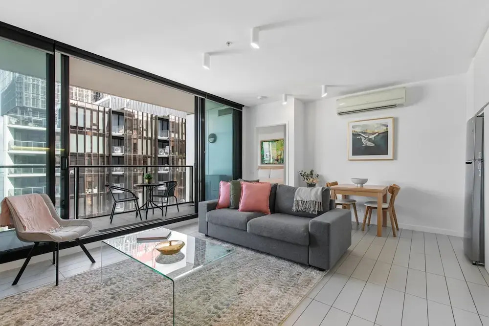 Chic 1-bed With Harbour Views & Pool by Tram Line