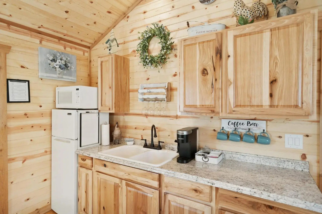 Stunning Cabin Right on Main St!