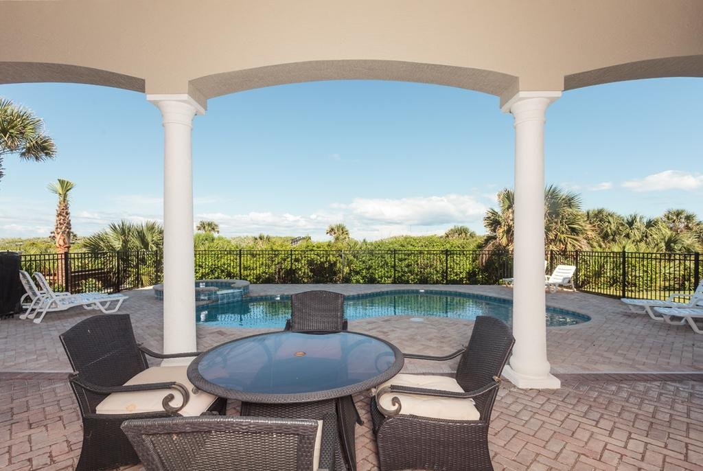 Mandarin Grace Ocean Front 7 Br home by RedAwning