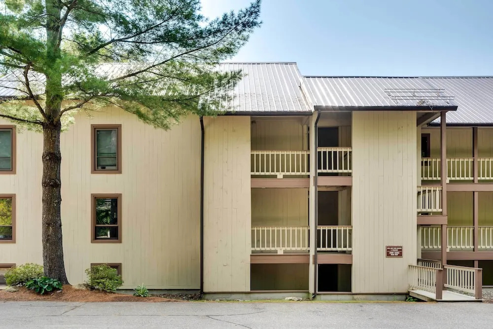 Riverfront Lincoln Condo w/ Patio + Pool Access!