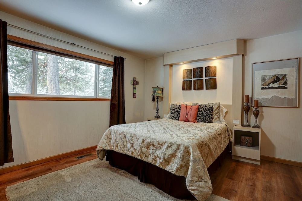 Pet-Friendly 6 Otter Home features Bikes to Explore Sunriver Village