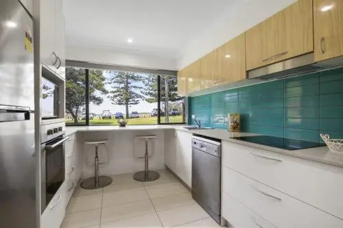 Golden Shores Unit 1, 21 Landsborough Parade