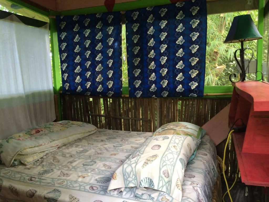 Hedonisia Hawaii Eco-Hostel Community