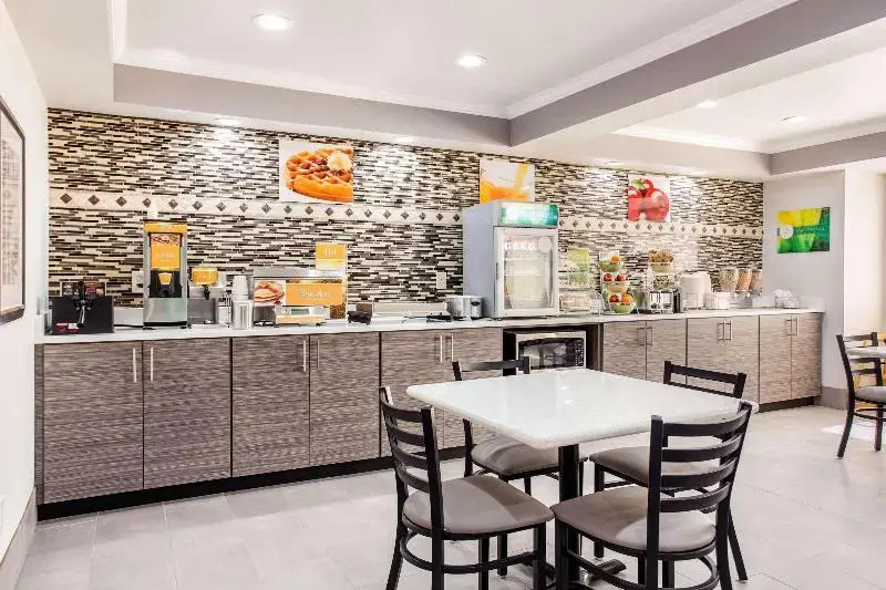 Econo Lodge Inn & Suites