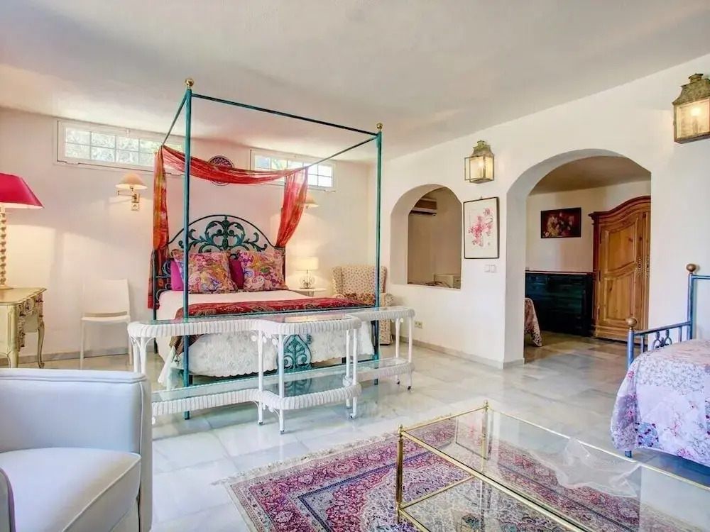 Romantic Puerto Banus Villa, Sea Mountain Views