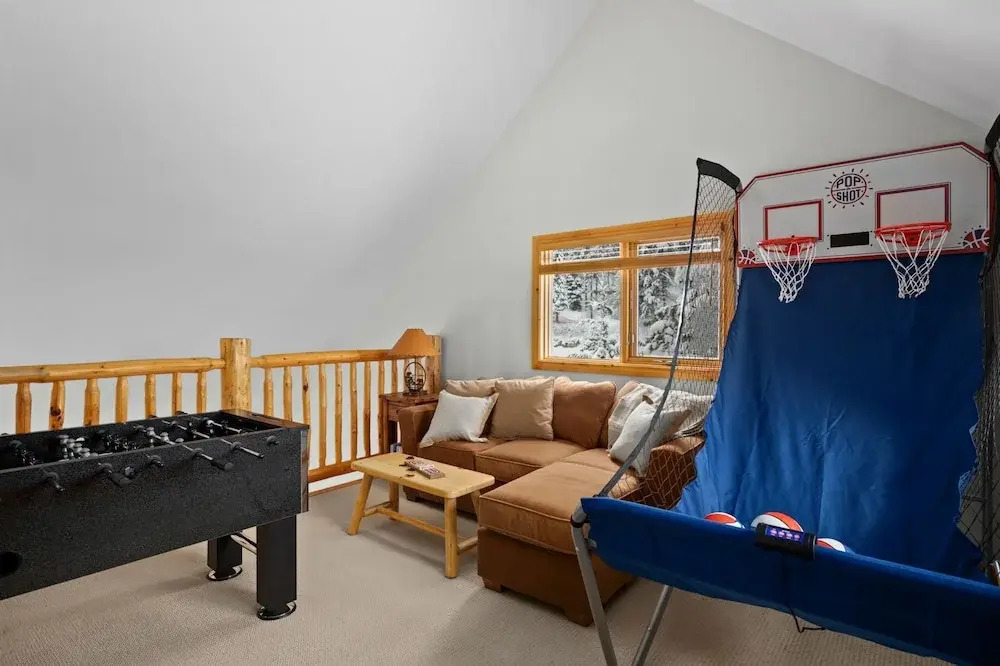 MODERN 4,500 sqft Ski Chalet: 5 Br + 6 Ba | Pool Table | Pool + PRIVATE Hot Tub