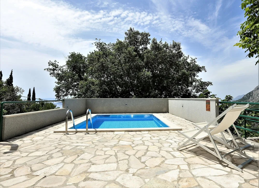 Holiday house in stone with heated pool