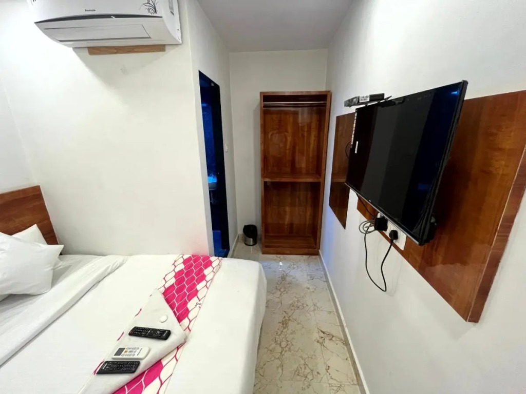 Hotel Delmond Prime- Near NESCO