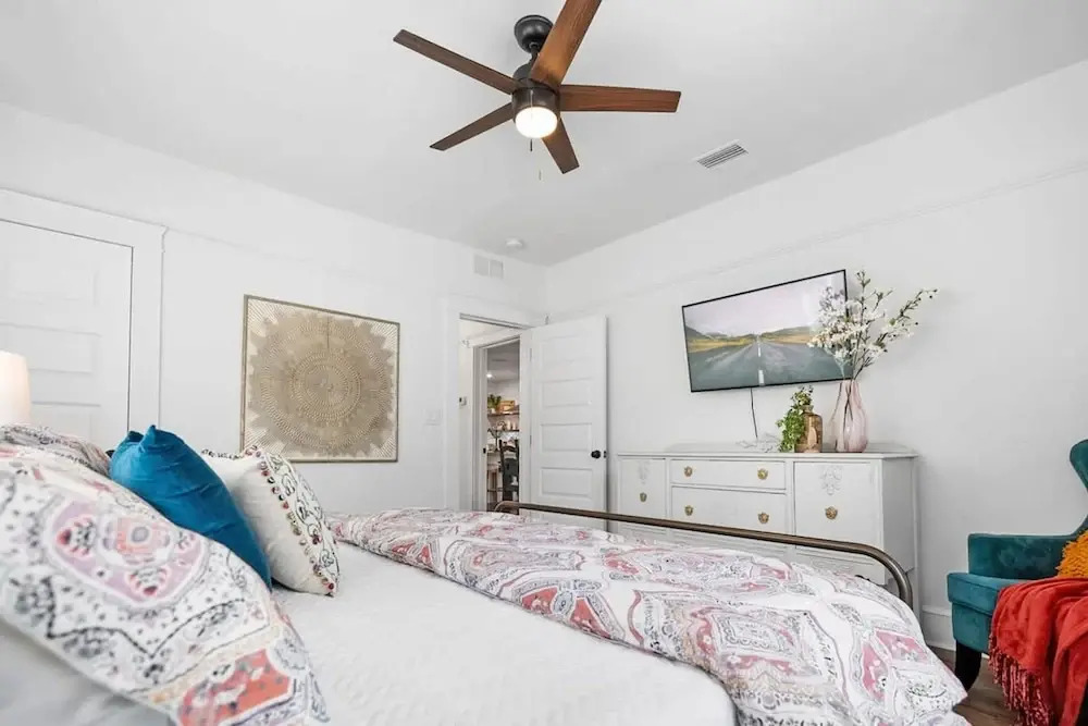 Newly Renovated Whimsical Cottage 2 Beds Hot Tub