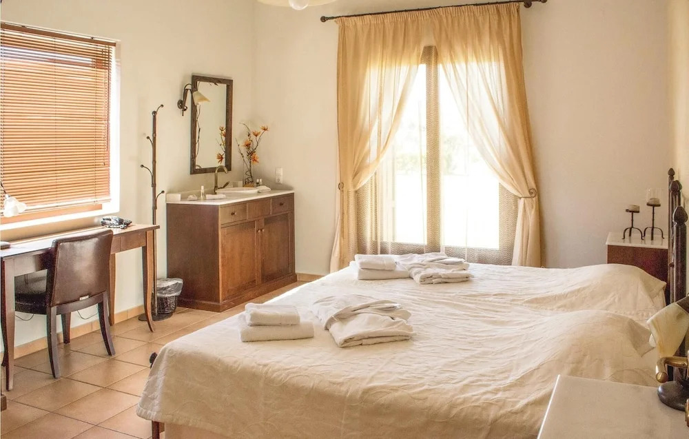 Stunning Home in Houdetsi,heraklio With 6 Bedrooms, Internet and Outdoor Swimming Pool