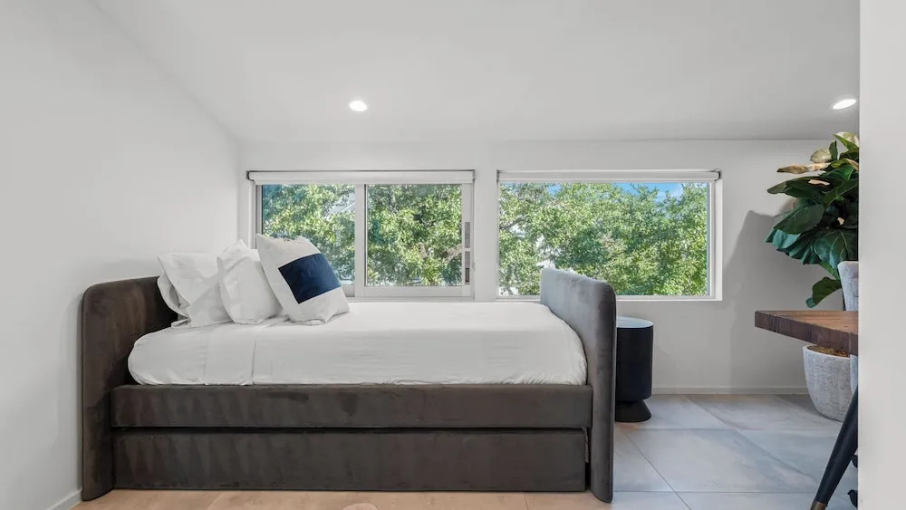 Luxe 11bdr w/ Putting Green, Game Room, Pool Bouldin Collective by Avantstay