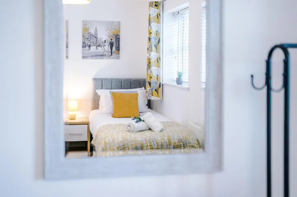 Modern 4-Bed Townhouse in Crewe by 53 Degrees Property, Ideal for Contractors & Business, FREE Parking - Sleeps 8