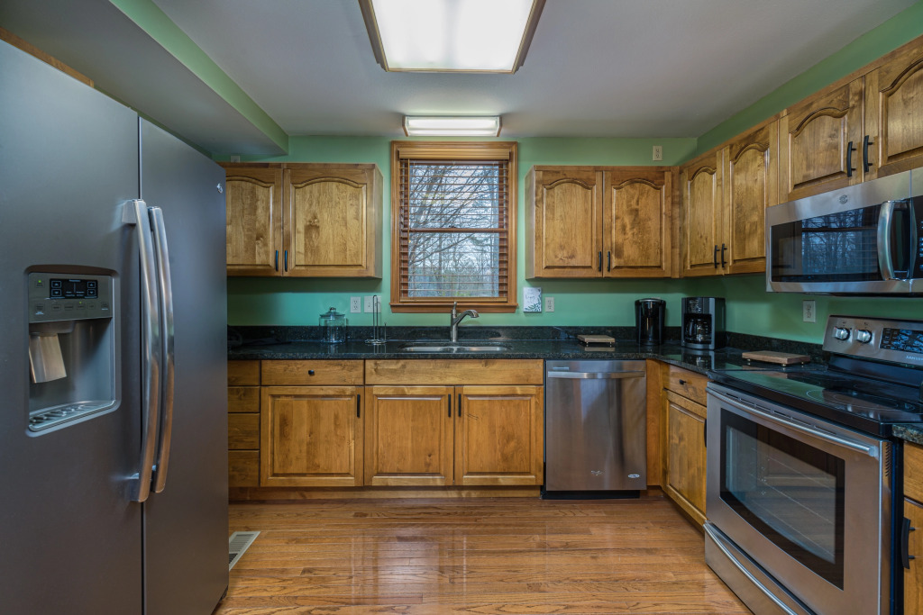 North Ridge Place Brand New Log Cabin with Hot Tub Great Location